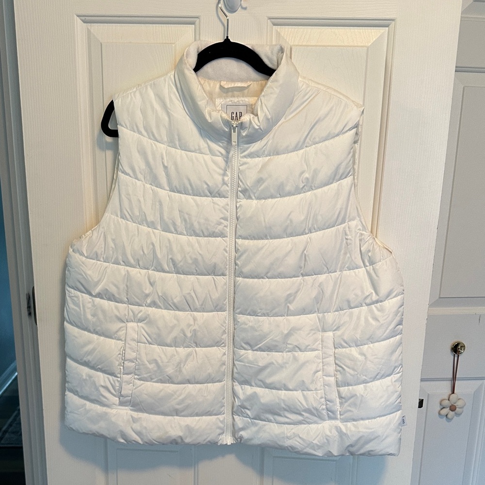 GAP Women's Ivory Puffer Vest